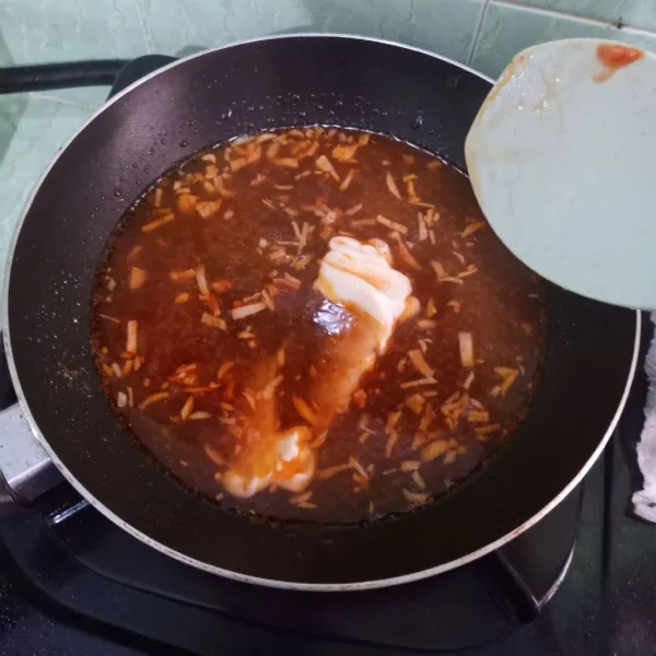 Masukkan garam, lada, gula pasir, saus tomat, saus sambal, mayonnaise dan air.