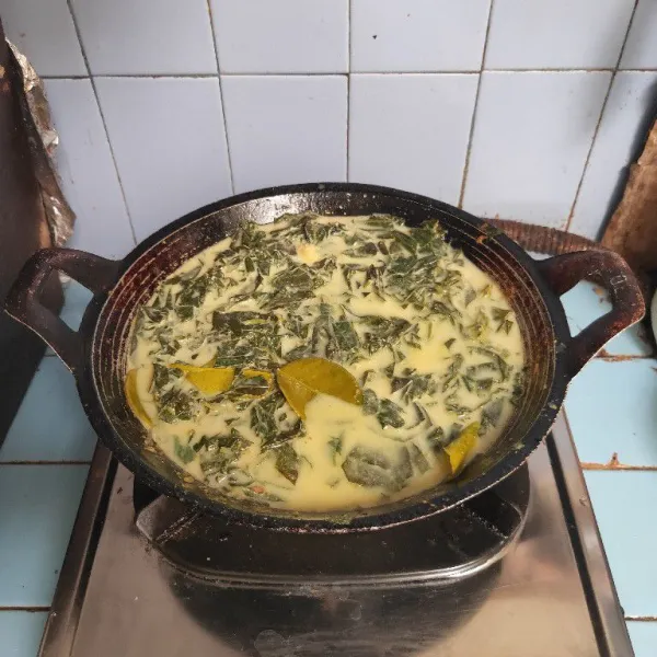 Masak hingga matang dan sayur empuk, lalu angkat dan sajikan hangat.