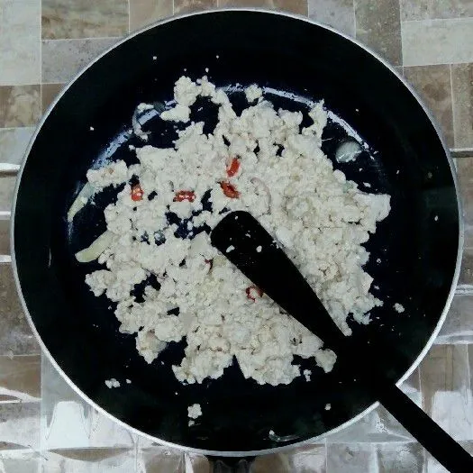 Aduk rata dengan bumbu.