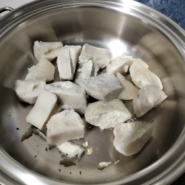 Kupas talas, potong sesuai selera. Rebus hingga matang.