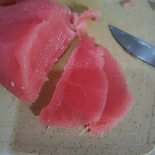 Asah pisau, kemudian iris tipis daging ikan tuna.