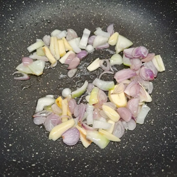 Tumis irisan bawang merah, bawang putih dan bawang bombay sampai layu dan harum.