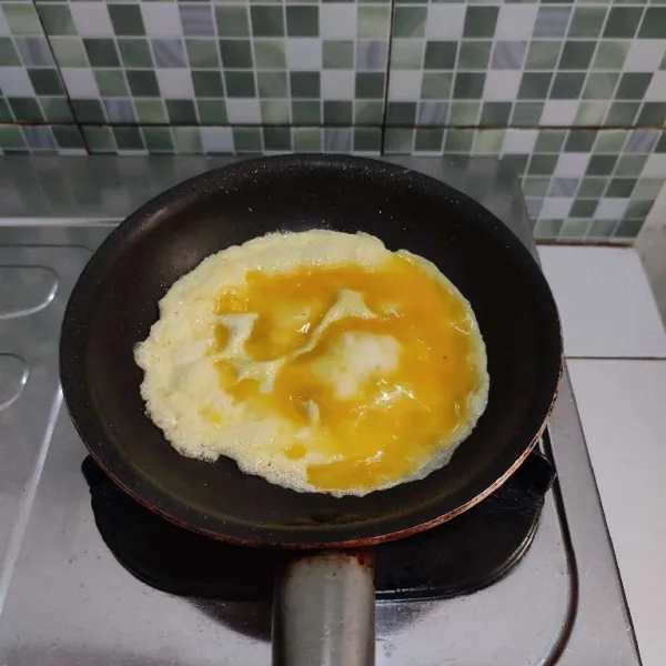 Buat telur dadar, masak hingga matang, sisihkan.