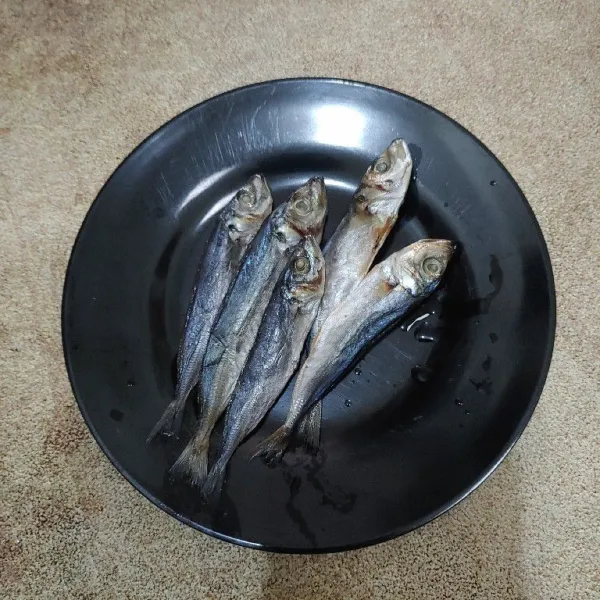 Siapkan ikan asin dan cuci sebentar lalu tiriskan.