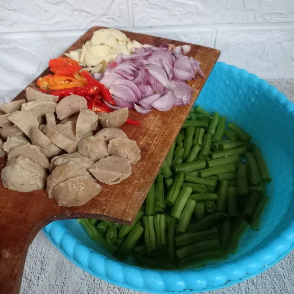 Siapkan bumbu iris. Iris bakso dan potong-potong buncis.