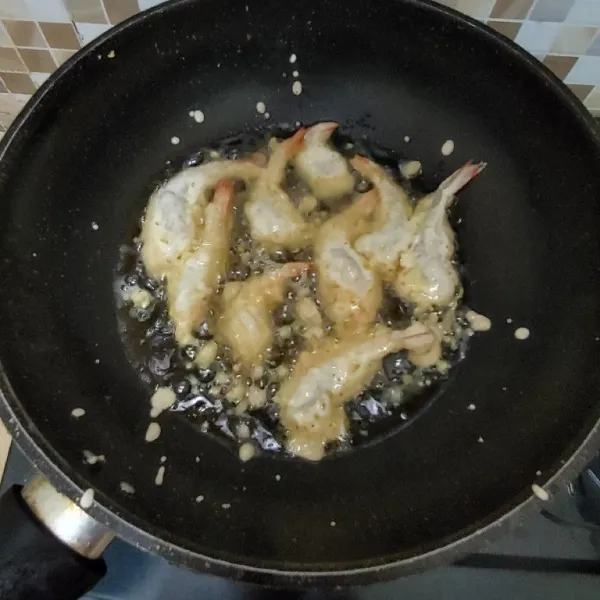 Panaskan minyak, goreng udang satu persatu dan perciki tepung nya agar membentuk kremesan.