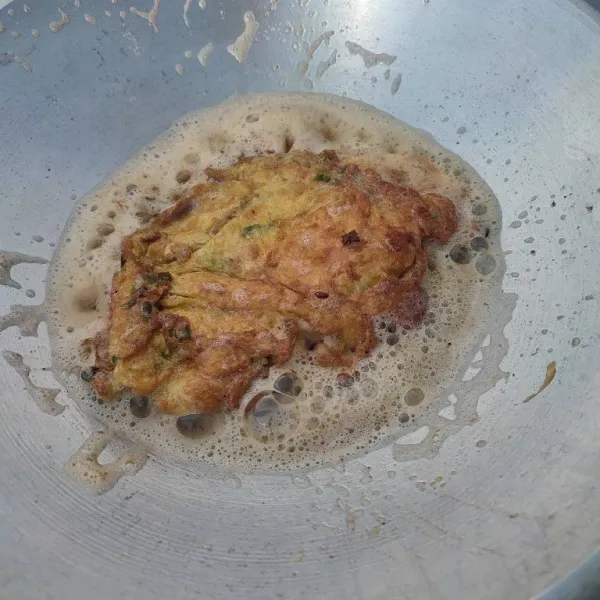 Kemudian balik dan lipat. Goreng sampai kedua sisi kecokelatan, tiriskan.