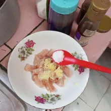Marinasi ayam dengan garam, kecap manis, kecap ikan, lada bubuk, minyak wijen dan bawang putih. Simpan dalam kulkas -+15menit.