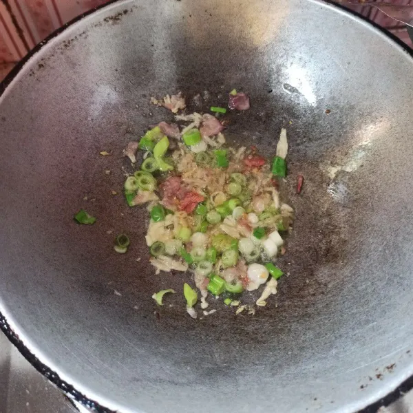 Tumis bumbu halus sampai harum, setelah itu masukkan daun bawang, tumis hingga layu.