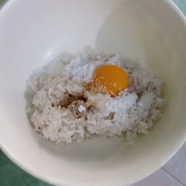 Campur nasi dengan kuning telur, garam, kaldu bubuk, lada bubuk dan bawang bubuk.