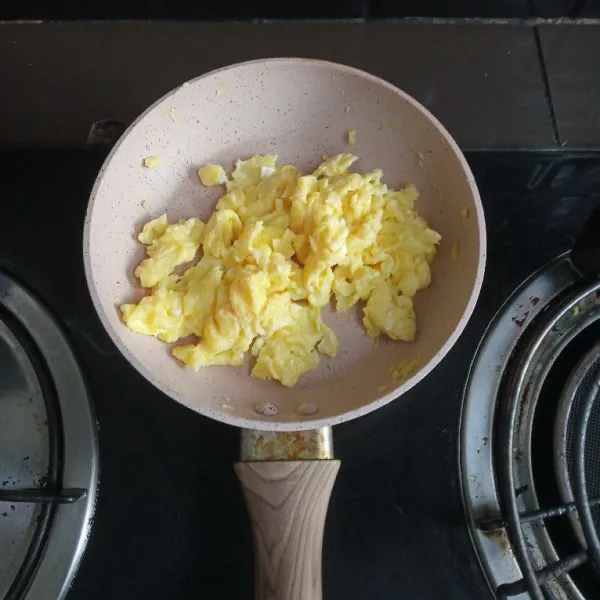 Panaskan 2 sdm margarin, orak-arik kocokan telur yang telah diberi garam, kemudian sisihkan.