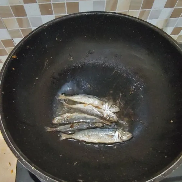 Panaskan wajan, beri minyak secukupnya, lalu goreng sebentar ikan asin.