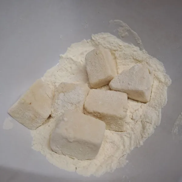 Balur tahu dengan tepung bumbu serba guna.