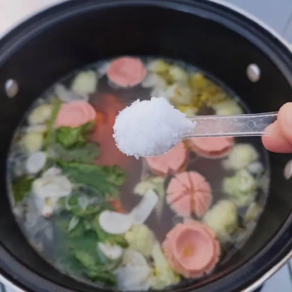 Bumbui dengan garam, gula pasir, merica bubuk dan kaldu jamur. Koreksi rasa dan masak sampai bumbu meresap.