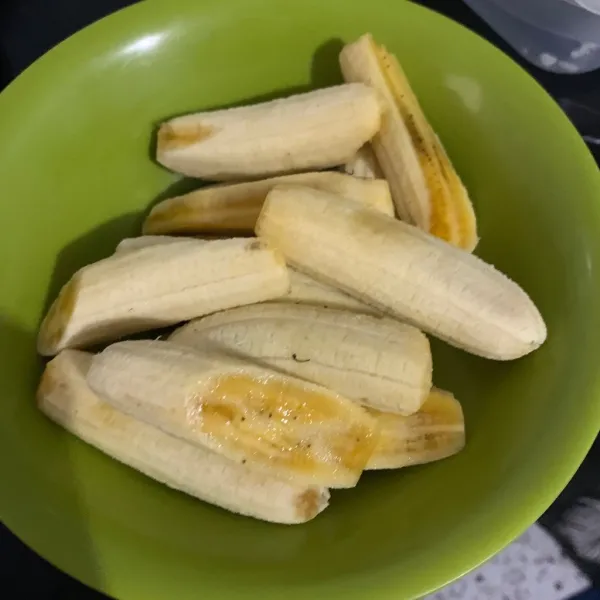 Siapkan pisang dan haluskan dengan garbu