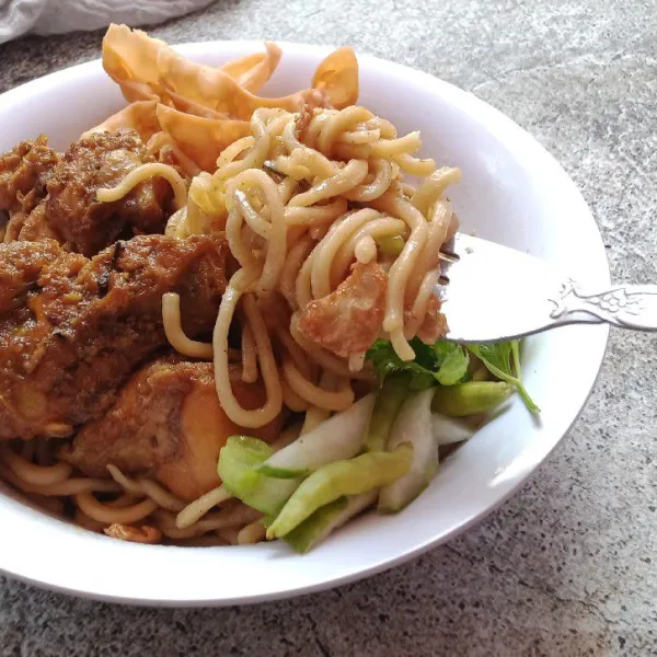 Mie ayam siap disajikan. Ambil wadah masukkan 1 sdm minyak bawang, tambahkan lada, kecap asin, dan bumbu ayam, masukkan mie aduk rata lalu tambahkan toping.