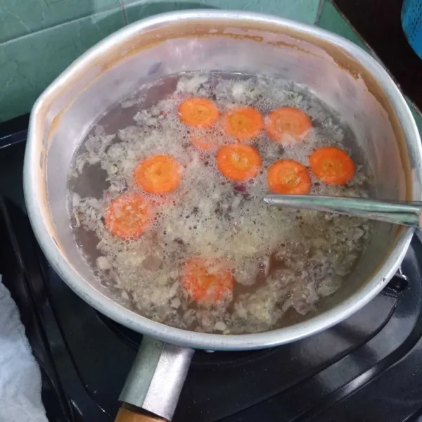 Masukkan wortel dan air lalu tunggu ½ empuk.