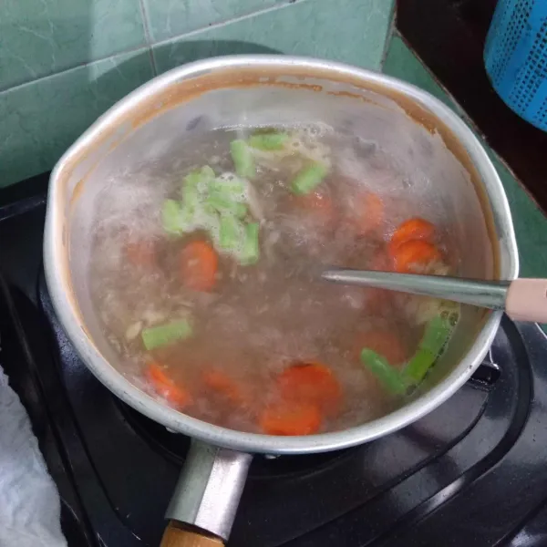 Masukkan buncis dan makaroni. Tambahkan seasoning, masak hingga matang.