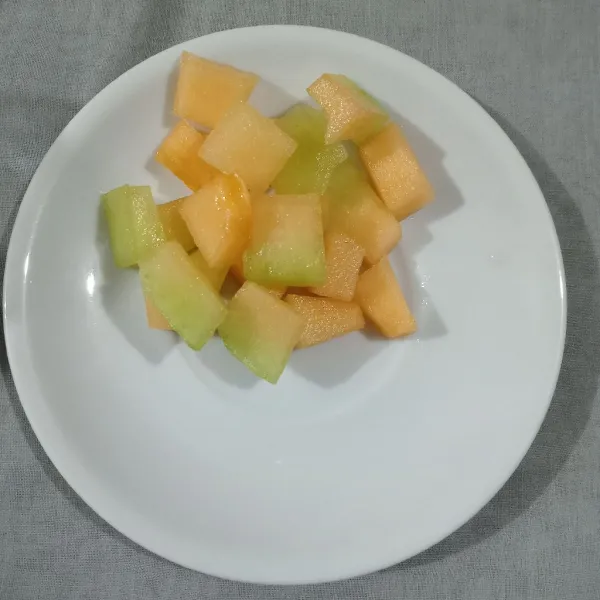 Siapkan buah melon.