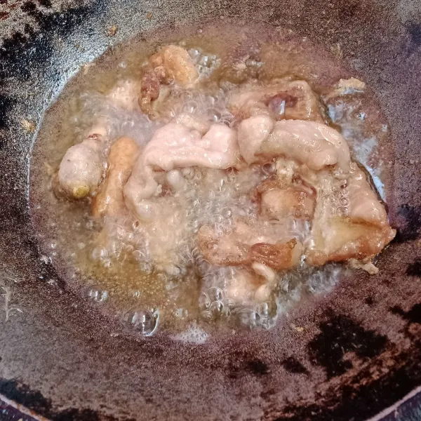 Goreng kulit ayam dan lemak ayam hingga kering lalu angkat kulit ayam.