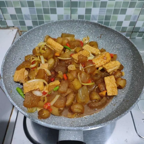 Masak hingga bumbu meresap, kemudian matikan api.