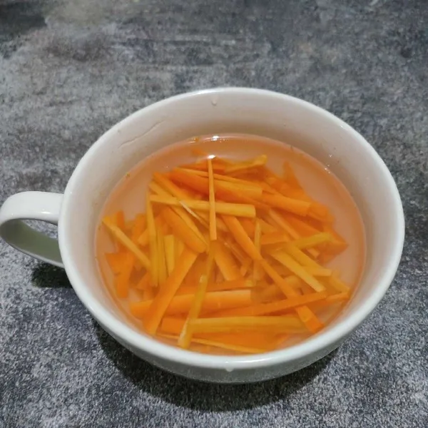 Rendam wortel dengan air, cuka beras dan garam, diamkan selama 30 menit di dalam kulkas, lalu tiriskan.