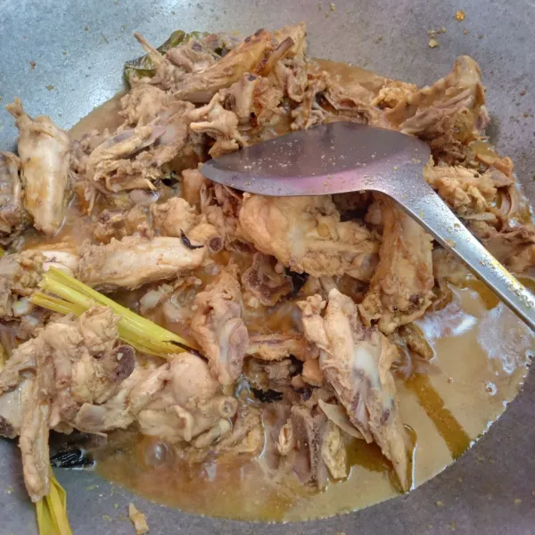 Masukkan kerongkongan ayam yg sdh direbus sebelumnya lalu tambahkan air kaldunya masak sampai mendidih, lalu tambahkan kecap dan saus tiram, koreksi rasa jika sudah pas biarkan air nya menyusut.