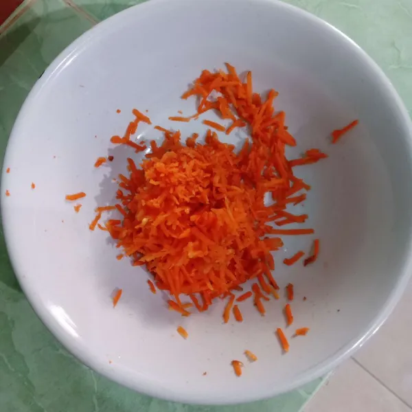 Siapkan wortel parut.