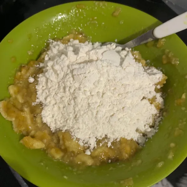 Tambahkan tepung terigu , baking powder aduk merata