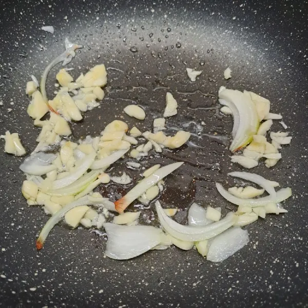 Tumis bawang putih dan bawang bombay sampai layu dan harum.