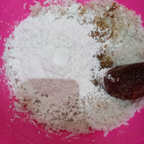 Campur nasi, bumbu, tepung tapioka dan baking powder lalu tuang air sedikit demi sedikit.