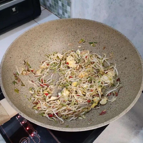 Masak hingga bumbu meresap, kemudian matikan api. Cicipi rasanya. Jika masih terasa kurang asin, bisa ditambahkan garam sesuai selera.