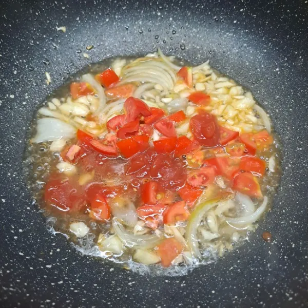 Masukkan tomat merah, saus tomat, merica bubuk, garam, gula pasir dan air. Aduk rata dan masak sampai mendidih.