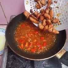 Masukkan ayam dan mete. Aduk rata.