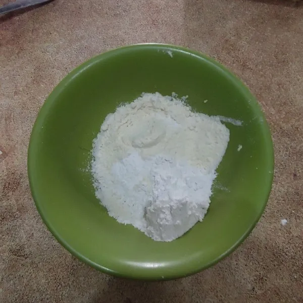 Campur jadi satu tepung terigu, tepung beras, garam, kaldu bubuk, merica, dan baking powder.