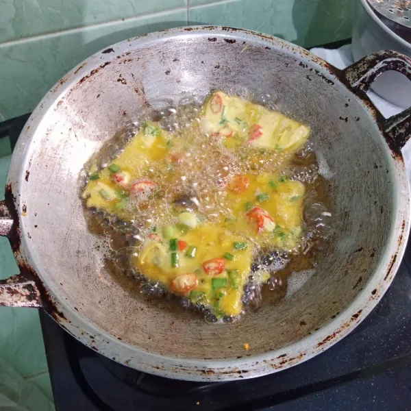 Celupkan tempe ke dalam tepung bumbu lalu goreng hingga matang dan tidak terlalu kering.