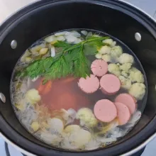 Masukkan kembang kol, sosis dan seledri, rebus hingga kembang kol empuk.