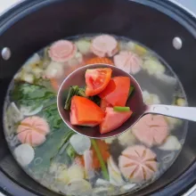 Masukkan potongan tomat merah dan irisan daun bawang sesaat sebelum kompor dimatikan. Sajikan selagi hangat.