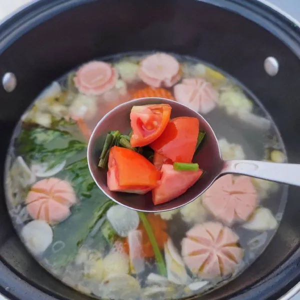 Masukkan potongan tomat merah dan irisan daun bawang sesaat sebelum kompor dimatikan. Sajikan selagi hangat.