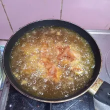 Goreng ayam yg telah dimarinasi sampai matang dan kering.
