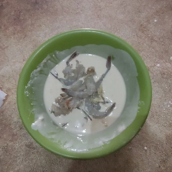 Masukan udang yang sudah dimarinasi kedalam larutan tepung.