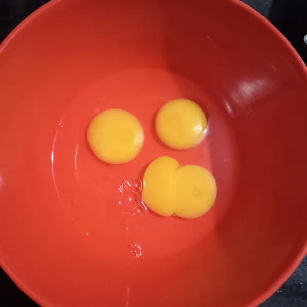 Siapkan telur dalam mangkuk.