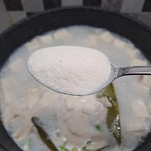 Tambahkan krimer bubuk, merica bubuk, kaldu jamur, gula pasir dan garam. Aduk rata sambil koreksi rasanya sesuai selera.
