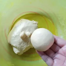 Setelah kalis dan lentur, tutup adonan dengan plastik wrap dan diamkan 15-30 menit. Timbang adonan 60 gr kemudian bulatkan. Lakukan sampai selesai.
