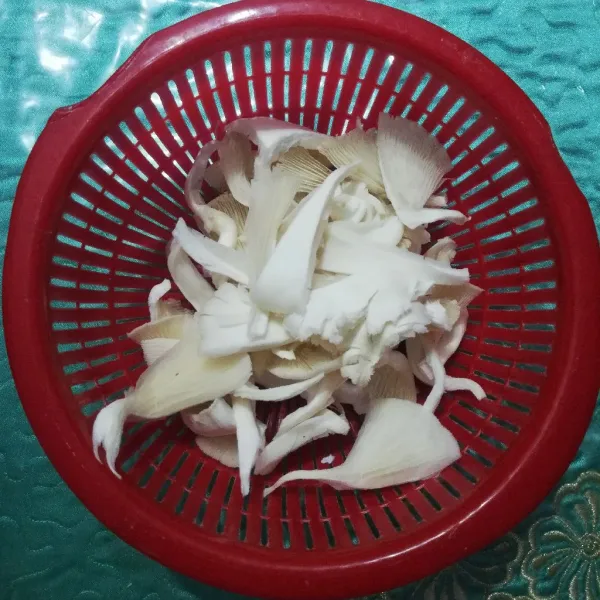Potong jamur tiram menjadi beberapa bagian kemudian cuci dengan air hingga bersih.