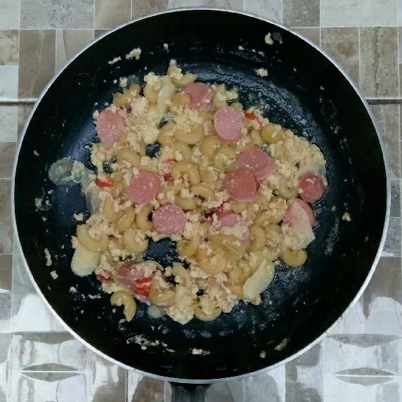 Masak hingga putih telur matang.