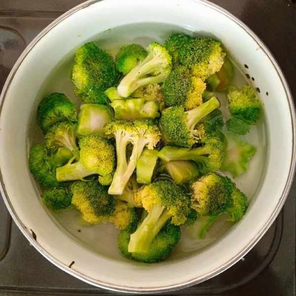 Rebus air dan garam lalu masukkan kuntum brokoli selama ±1 menit. Angkat dan tiriskan.