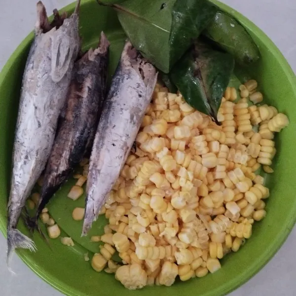 Siapkan bahan, cuci bersih ikan pindang lalu goreng dan suwir. Jagung manis cuci, lalu sisir.