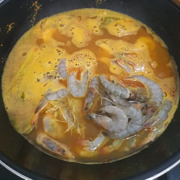 Masukkan udang, masak hingga udang berubah warna.