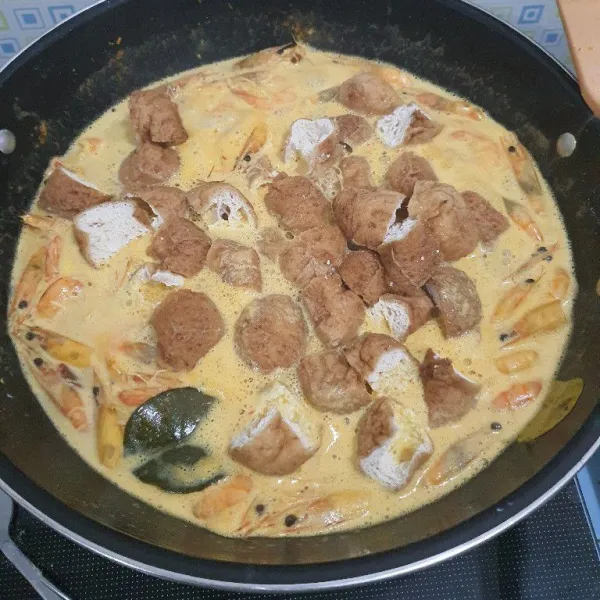 Masukkan pelengkap tahu pong, masak sebentar. Sajikan dgn bahan pelengkap lainnya.